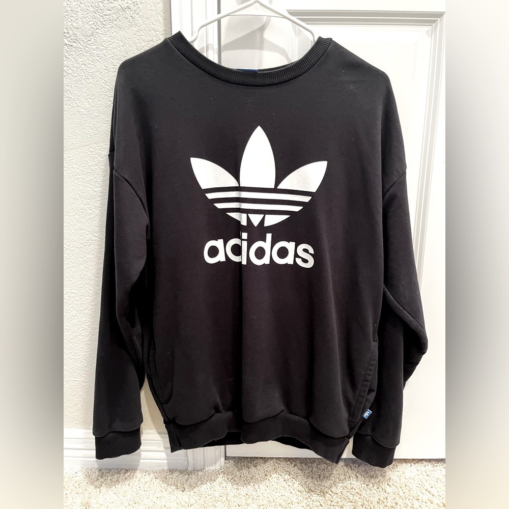 Hi! I am selling this black adidas sweatshirt! Best part is that it has pockets!